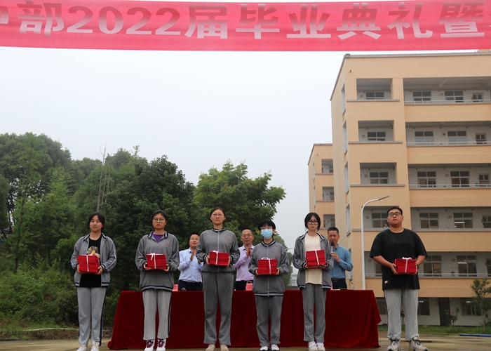 高中部舉行2022屆畢業(yè)典禮暨高考動員大會